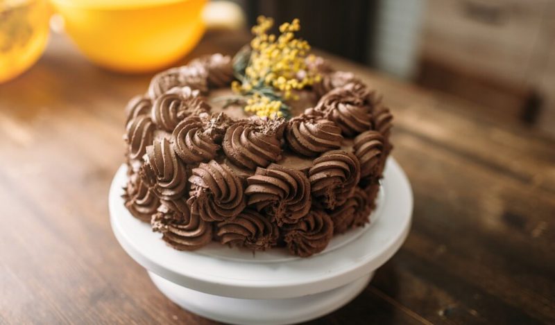 hazir-kekle-cikolatali-muzlu-pasta-tarifi