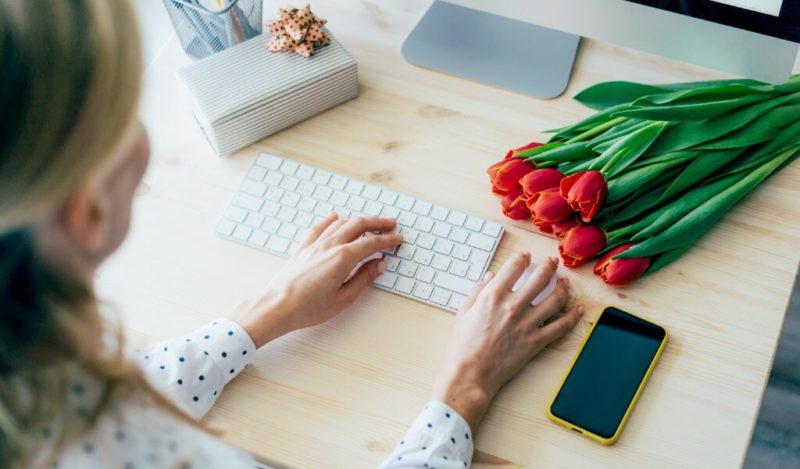 kadin-is-arkadasina-hediye-ne-alinir