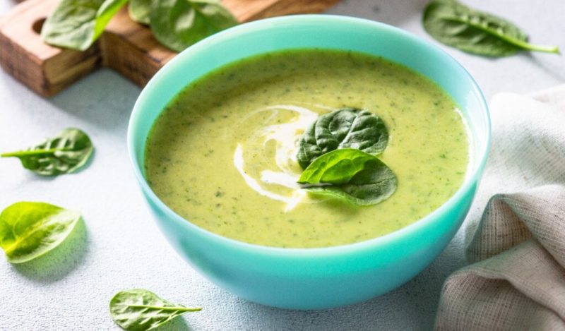 kediler-ispanak-yemegi-yer-mi