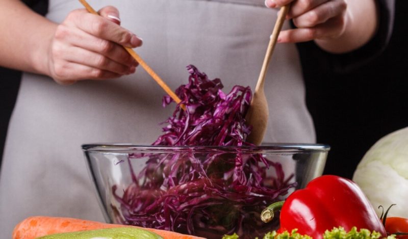 kirmizi-lahana-salatasi-yilmasi-menusu