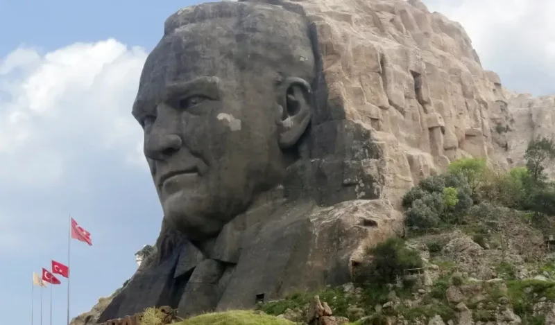 ataturk-enis-behic-koryurek