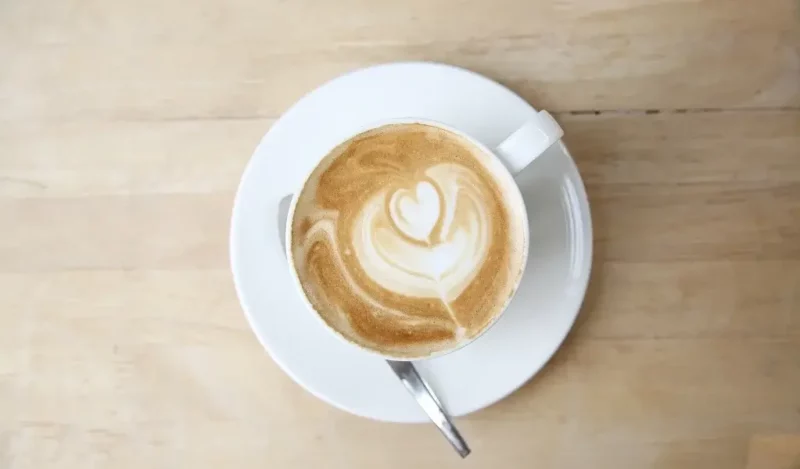 kafeinsiz-flat-white-tarifi