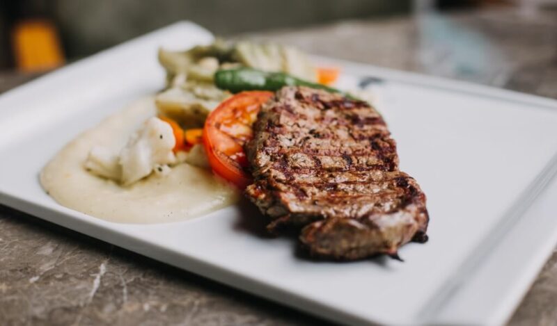 ana-yemek-firinda-bonfile-ve-karamelize-soganli-sos