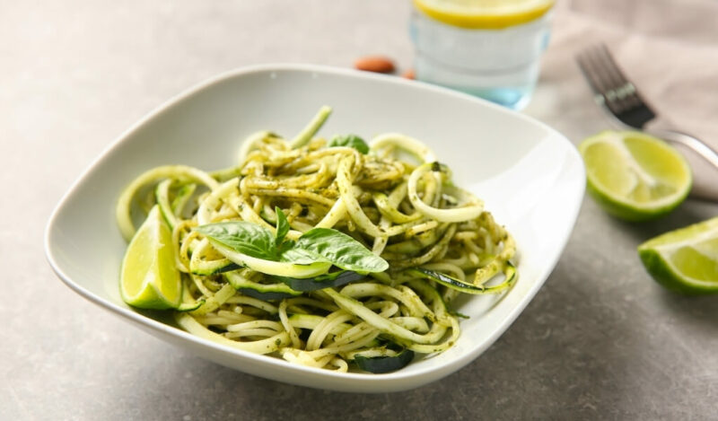 kabak-spagetti-ve-yogurtlu-sos